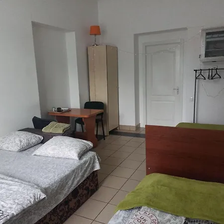 Hostel старий дворик,кімнати біля жд вокзалу