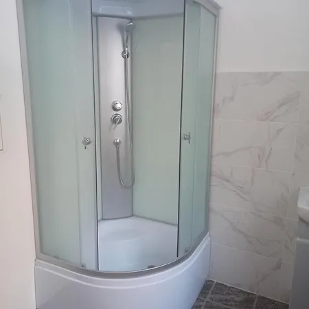 старий дворик,кімнати біля жд вокзалу Hostel Lviv