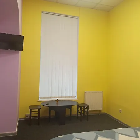 старий дворик,кімнати біля жд вокзалу Lviv