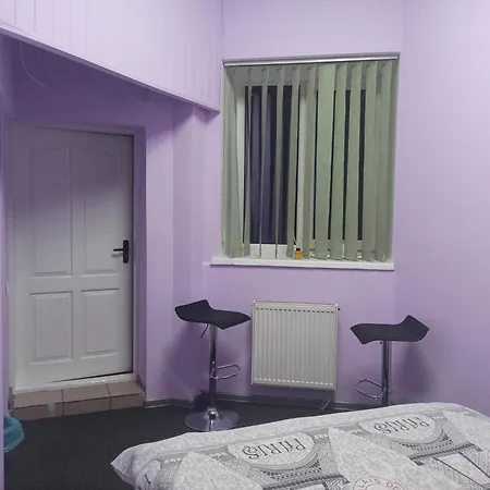 старий дворик,кімнати біля жд вокзалу Hostel