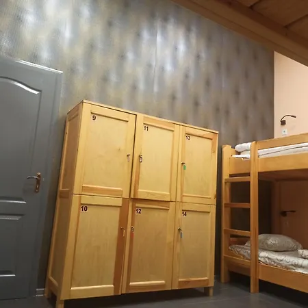 старий дворик,кімнати біля жд вокзалу Hostel
