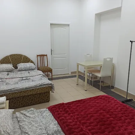 Hostel старий дворик,кімнати біля жд вокзалу *