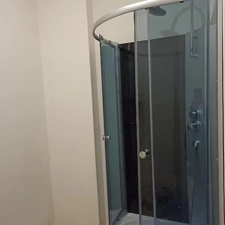 старий дворик,кімнати біля жд вокзалу