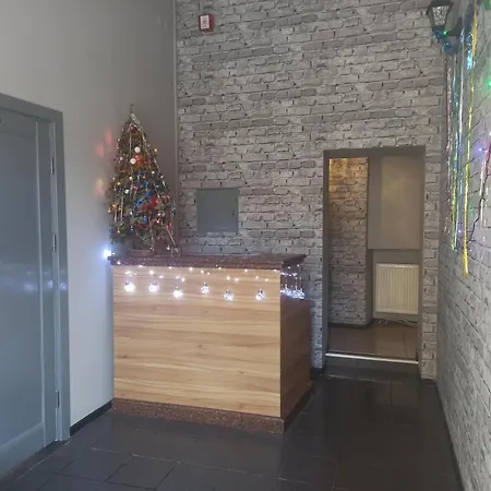 старий дворик,кімнати біля жд вокзалу *