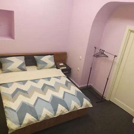 старий дворик,кімнати біля жд вокзалу *