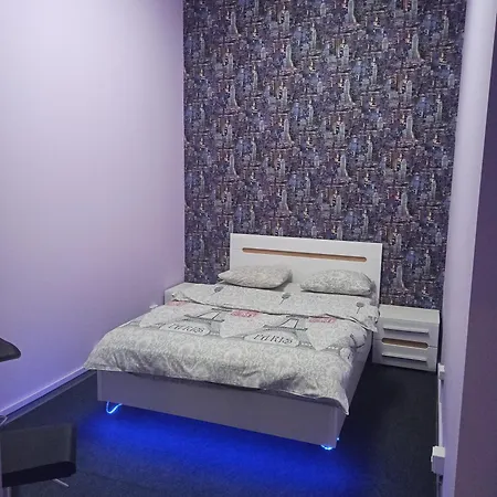 старий дворик,кімнати біля жд вокзалу *