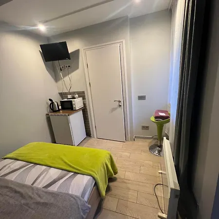 Albergue старий дворик,кімнати біля жд вокзалу