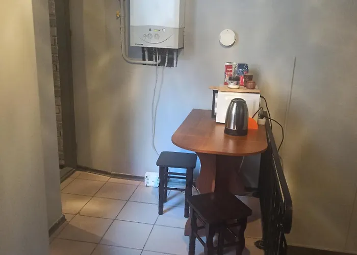 старий дворик,кімнати біля жд вокзалу *