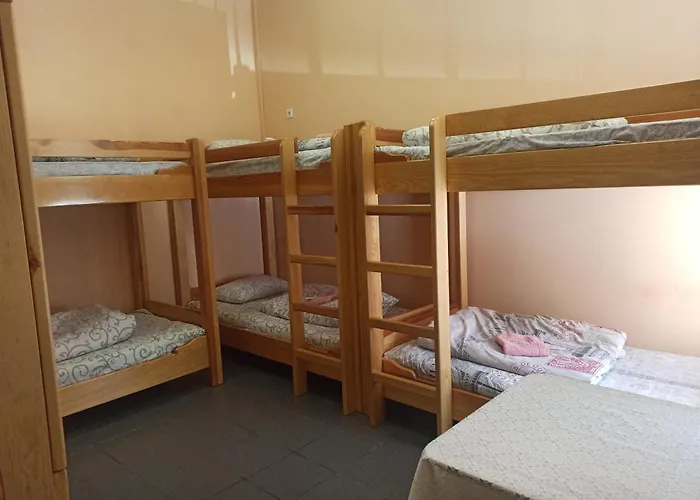 старий дворик,кімнати біля жд вокзалу