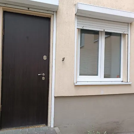 старий дворик,кімнати біля жд вокзалу Hostel