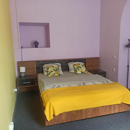 Hostel старий дворик,кімнати біля жд вокзалу Lviv