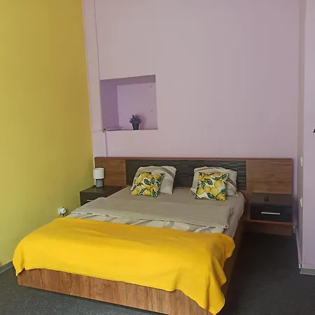Hostel старий дворик,кімнати біля жд вокзалу