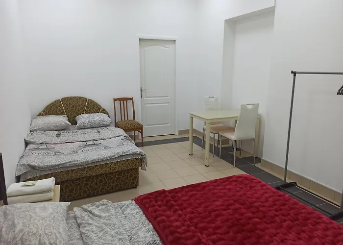 Hostel старий дворик,кімнати біля жд вокзалу *