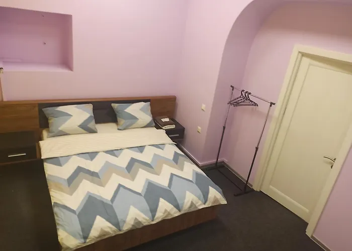 старий дворик,кімнати біля жд вокзалу *