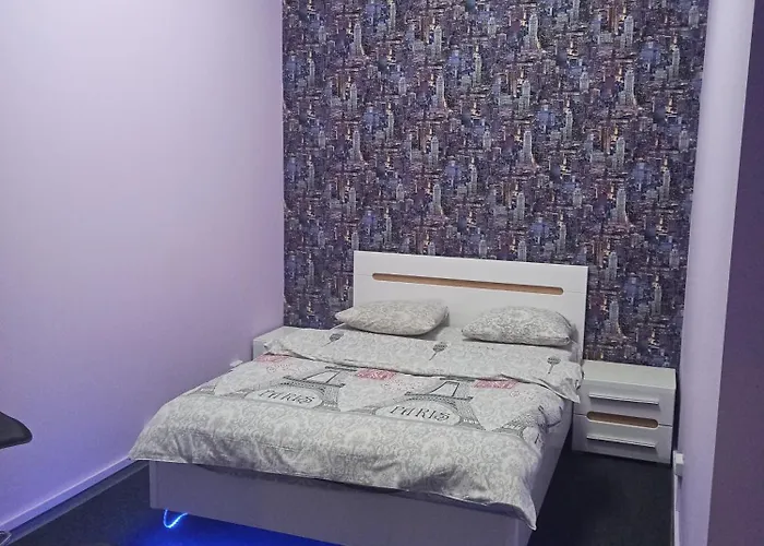 старий дворик,кімнати біля жд вокзалу *