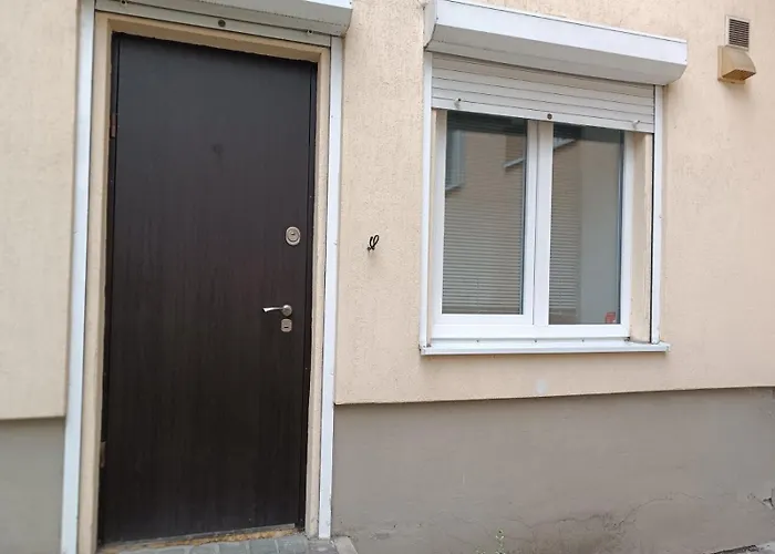 старий дворик,кімнати біля жд вокзалу Hostel