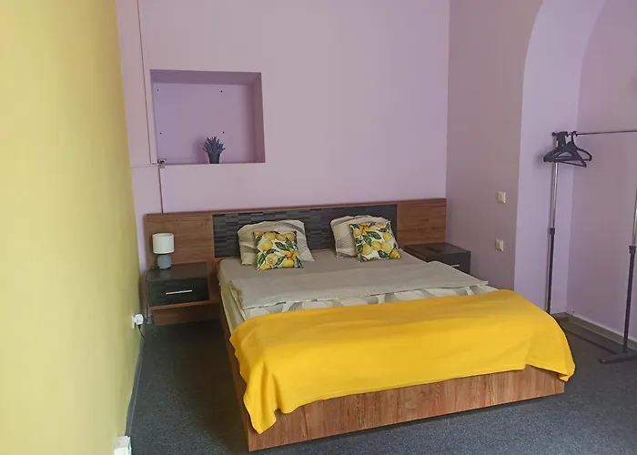 Hostel старий дворик,кімнати біля жд вокзалу Lviv