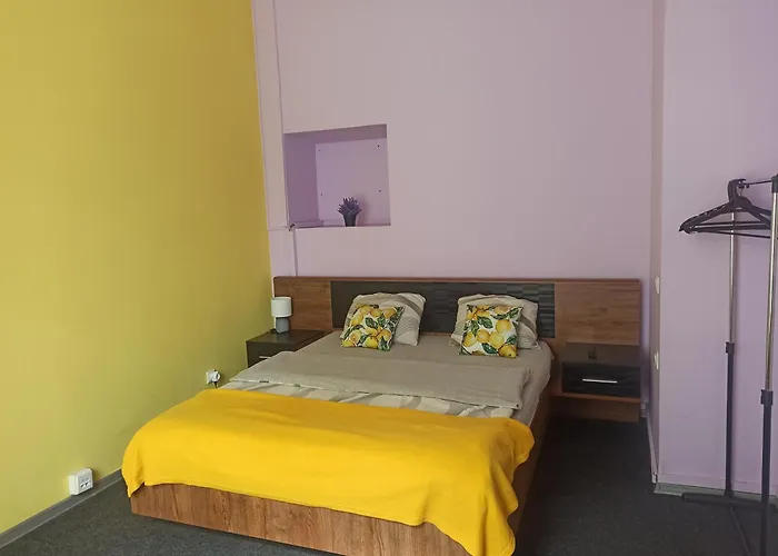 Hostel старий дворик,кімнати біля жд вокзалу